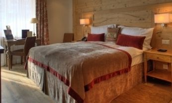 Le Petit Cervin Hotel Zermatt Kültér fotó A bed with a bed skirt
