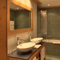 Le Petit Cervin Hotel Zermatt Kültér fotó Bathroom with shower and bath
