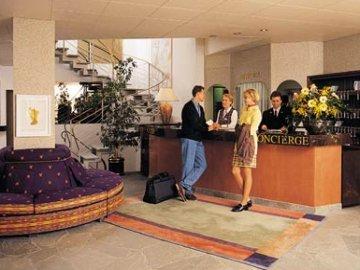 Le Petit Cervin Hotel Zermatt Kültér fotó A concierge desk at a hotel