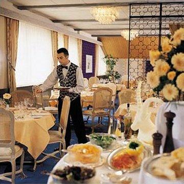 Le Petit Cervin Hotel Zermatt Kültér fotó A restaurant in a cruise ship